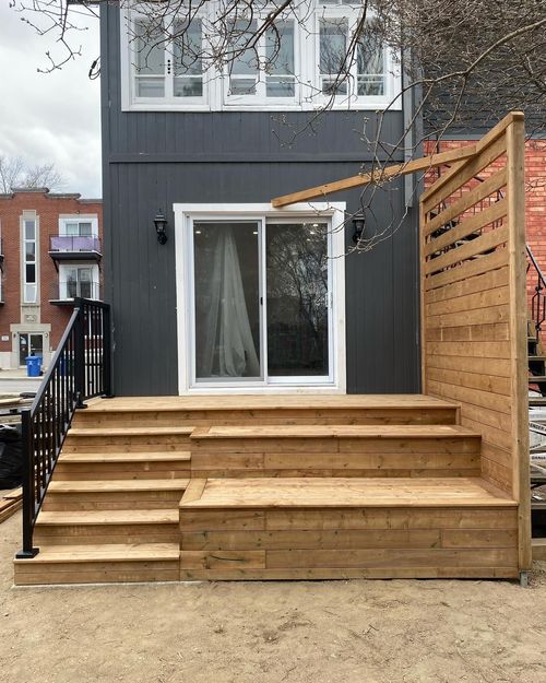 photo de construction de balcon extérieur avec installation de portes patios effectué par l'équipe de i9 construction