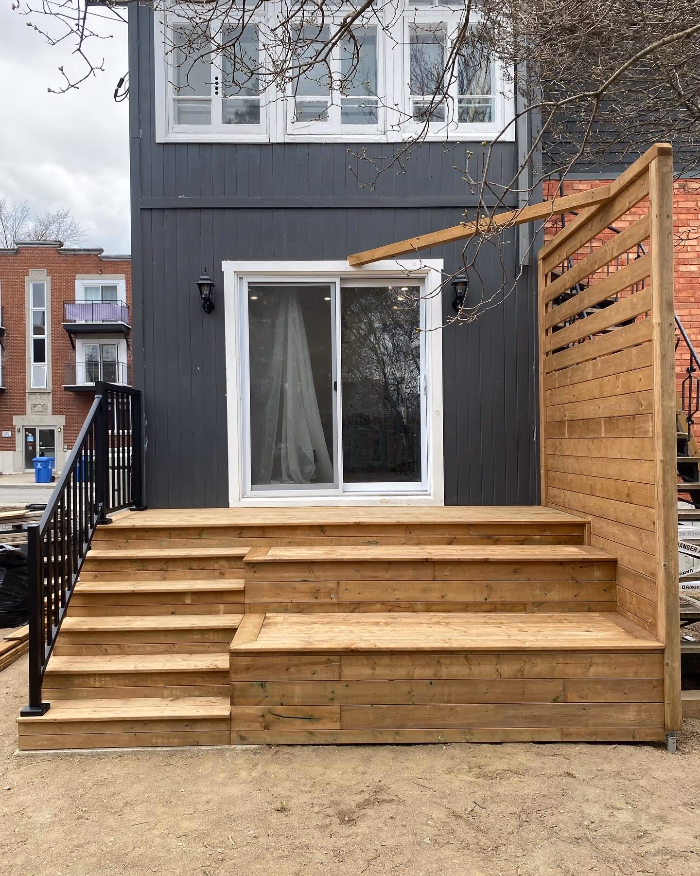 photo de construction de balcon exterieur avec installation de portes patios effectue par i9 construction