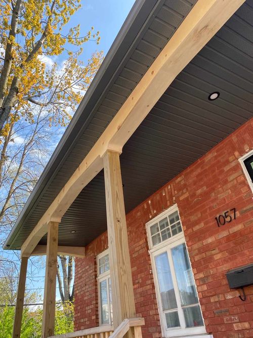 photo de l'installation des soffites sur l'extérieur d'une maison.