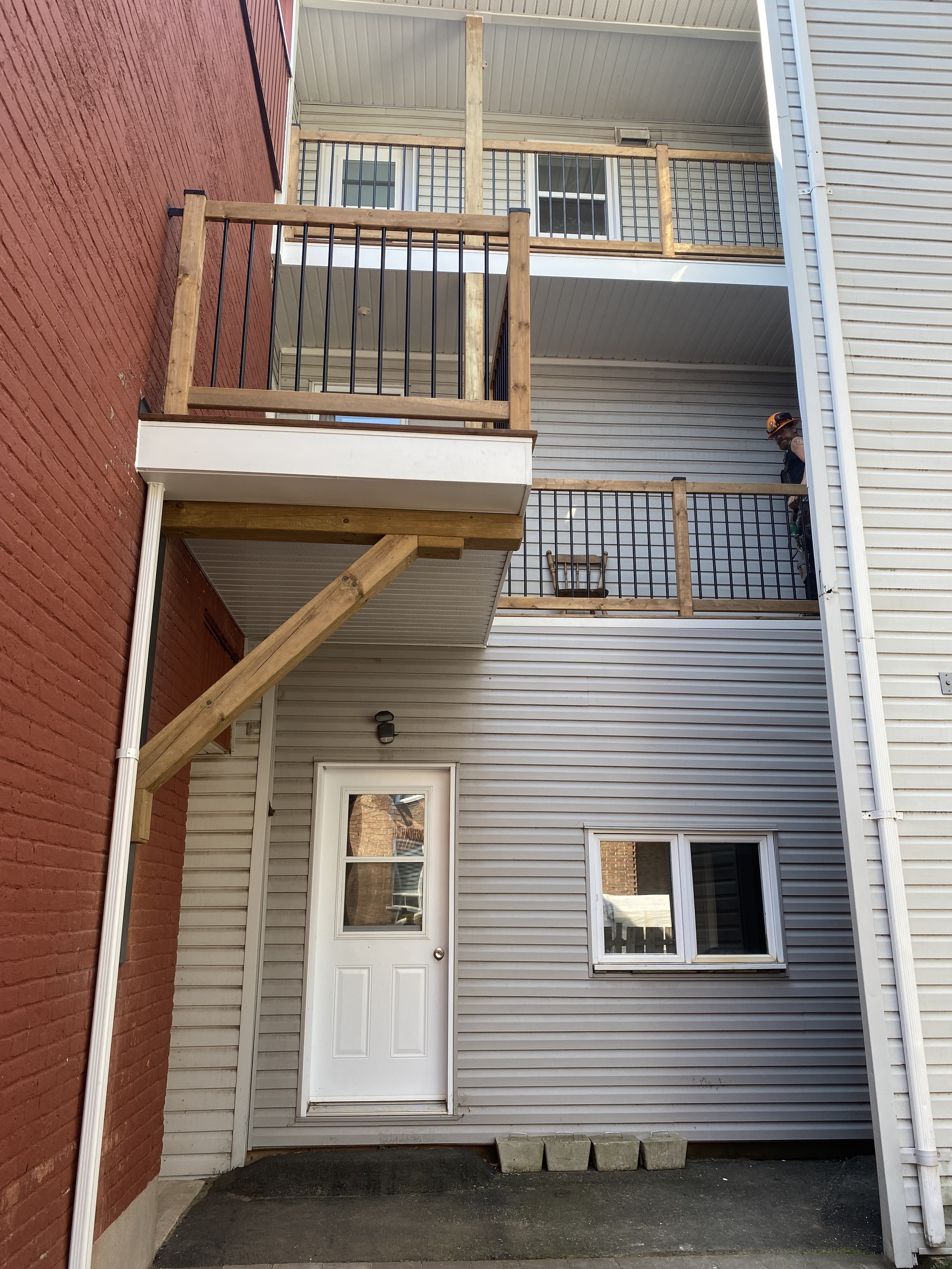 photo d'un projet de construction de balcon de maison extérieur à québec