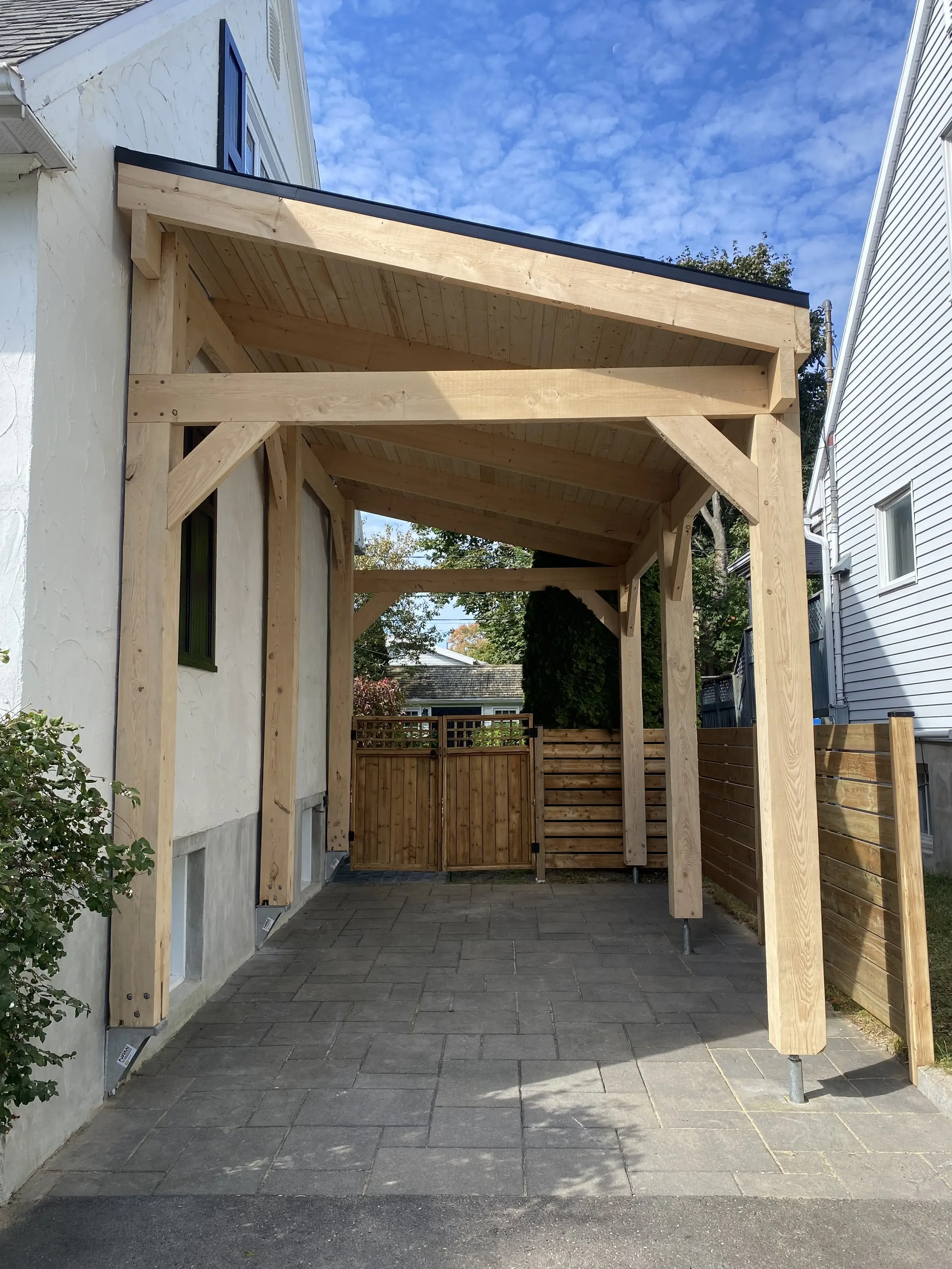 photo d'un abris auto construit par i9 construction à québec.