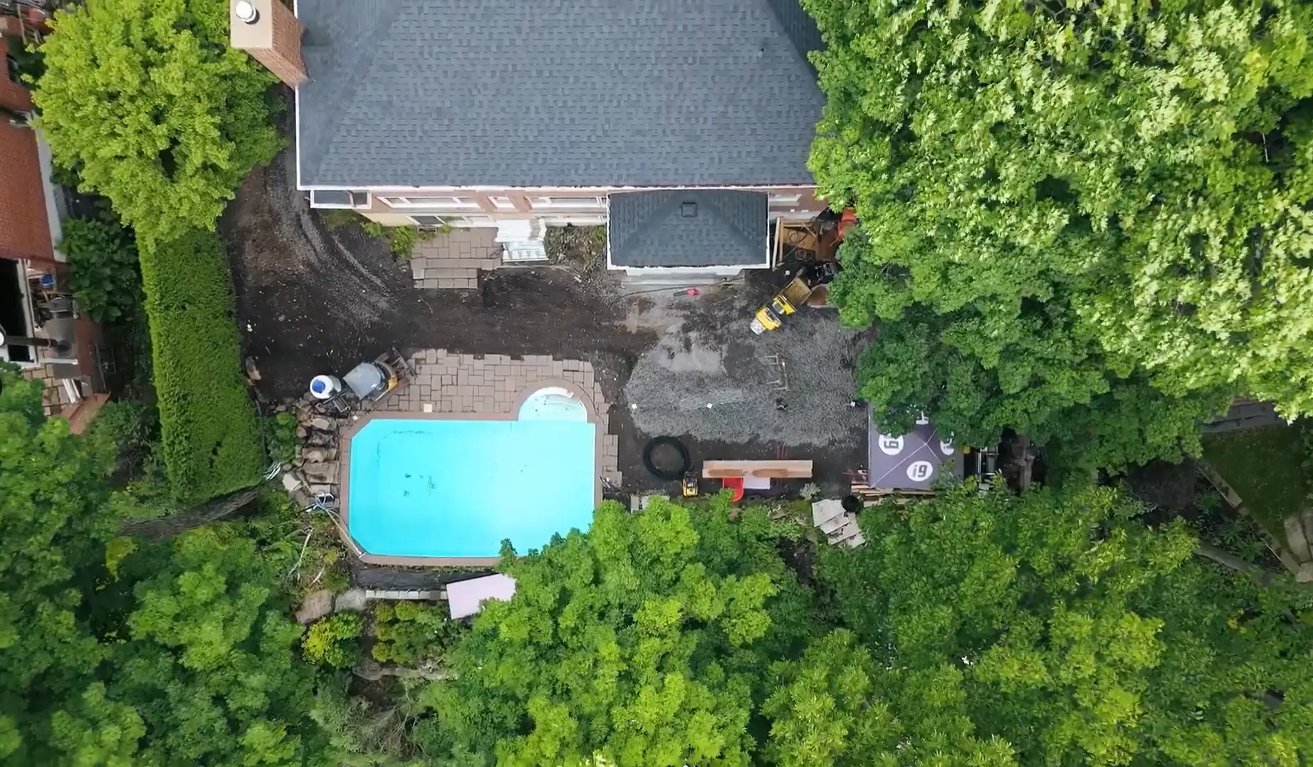 photo avec vue aérienne d'un chantier i9 construction situé à québec où un projet de terrassement en est en cours. 