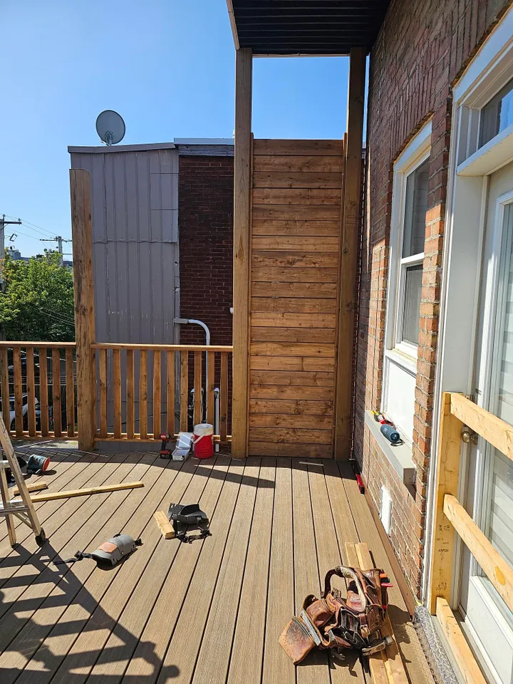 photo durant la construction d'un balcon en bois extérieur par i9 construction  dans la ville de québec.