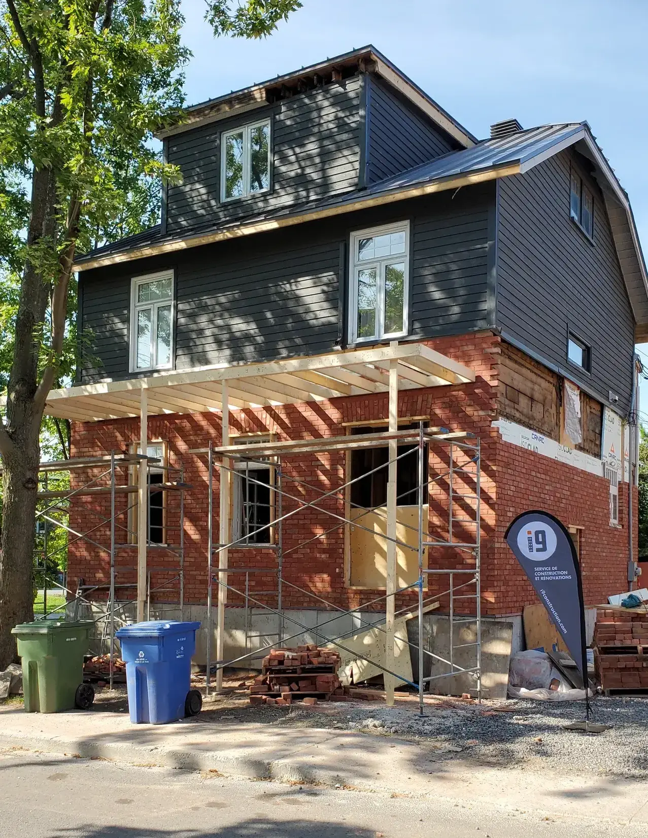 photo de travaux effectués par l'équipe de construction i9 sur l'extérieur d'un bâtiment.
