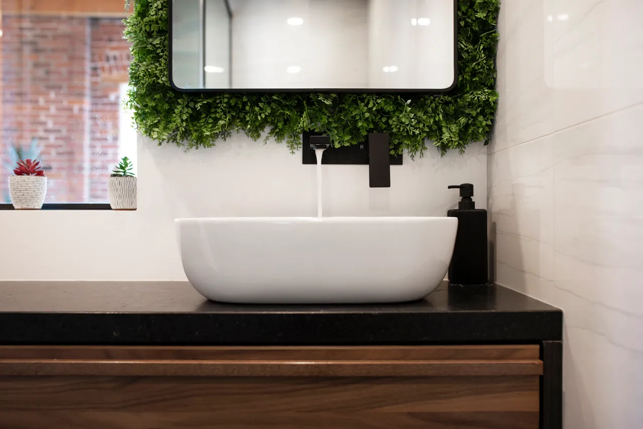 photo d'une rénovation haut de gamme effectué par i9 construction d'un comptoir de  salle de bain avec évier dans un studio situé au vieux québec.