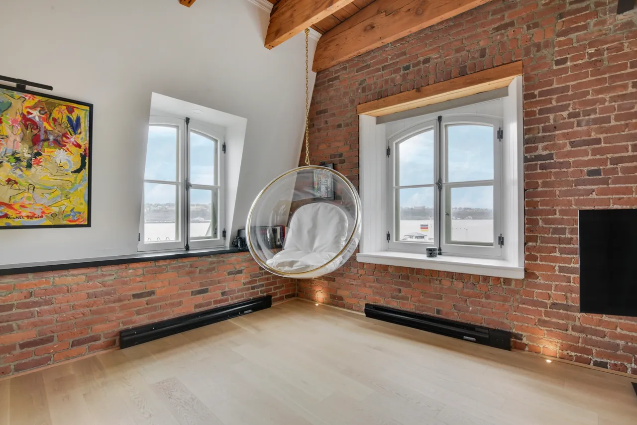 photo d'une rénovation de studio avec l'installation de belles fenêtres dans le vieux québec.