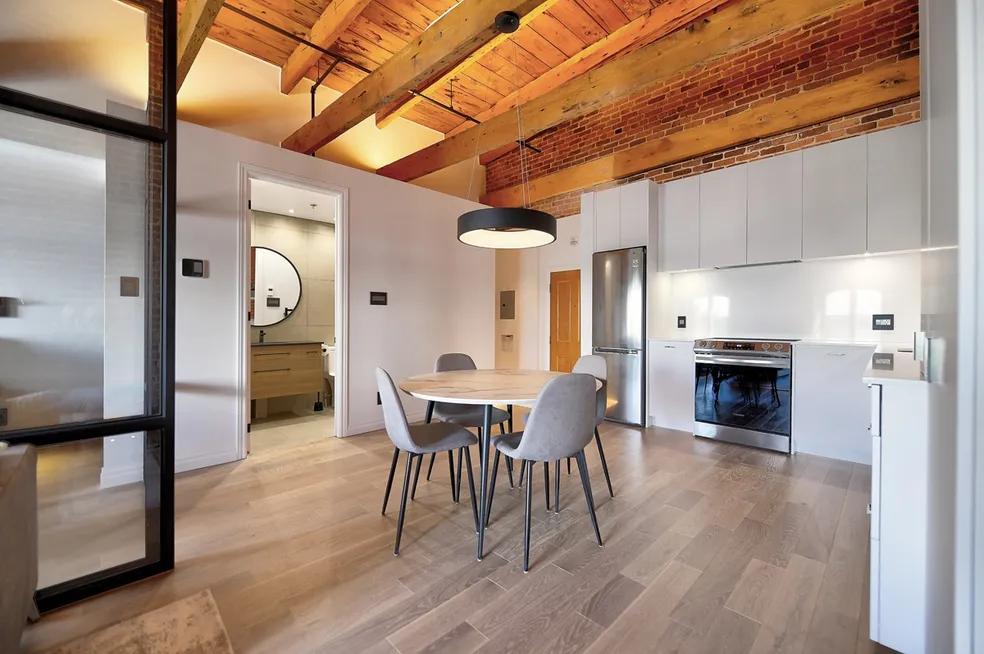 photo d'une rénovation de salon haut de gamme dans un studio situé dans le vieux québec.