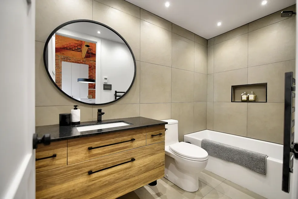 photo d'une rénovation haut de gamme effectué par i9 construction d'une salle de bain dans un studio situé au vieux québec.