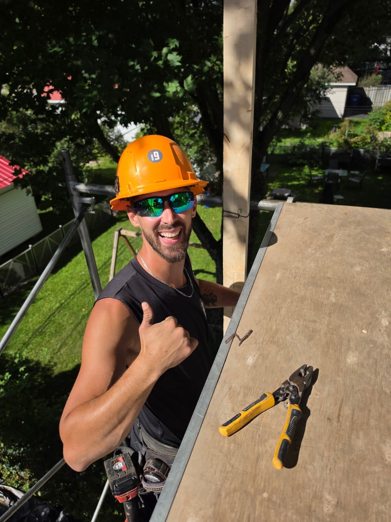 Timothée, charpentier-menuisier chez i9 Construction